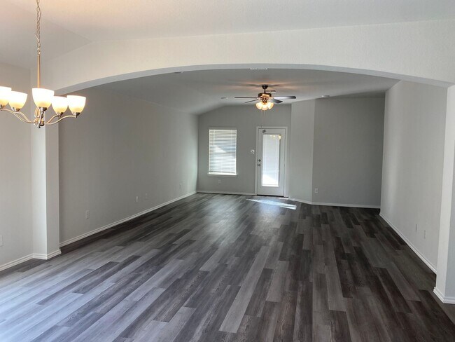 Foto del edificio - BEAUTIFUL 4-bedroom 2-bathroom home! !!HALF OFF 1ST MONTH!!