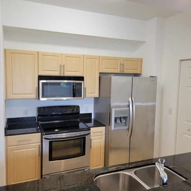 Building Photo - Annual unfurnished luxury 3/2 condo downtown Sarasota overlooking a park!