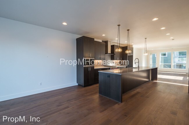 Foto del edificio - 3412 N Commercial Ave