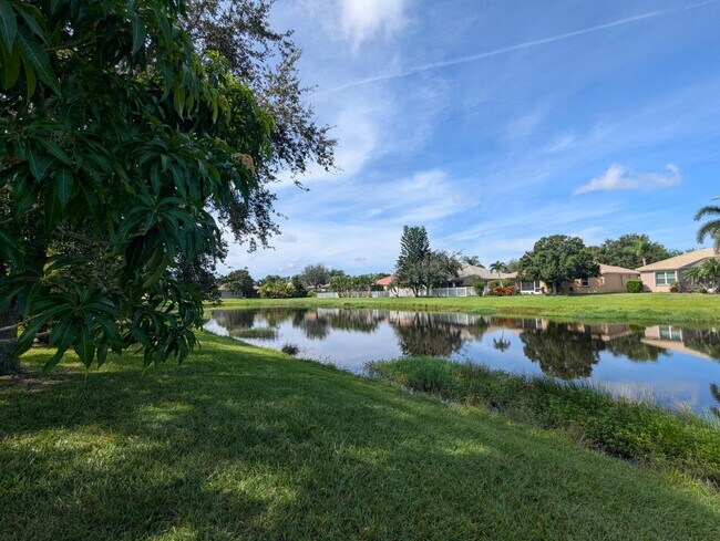 Foto del edificio - 589 Waverly Cir