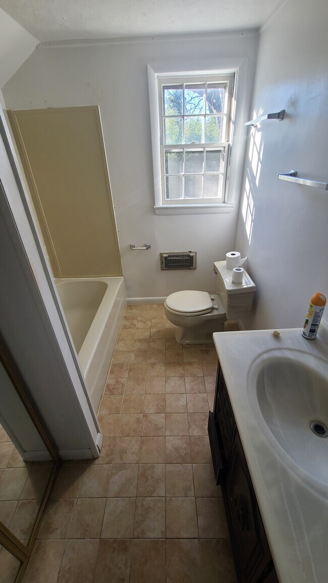 Baño superior - 3302 22nd St N