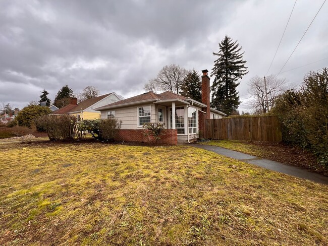 Building Photo - Charming Two Bedroom House near Downtown V...