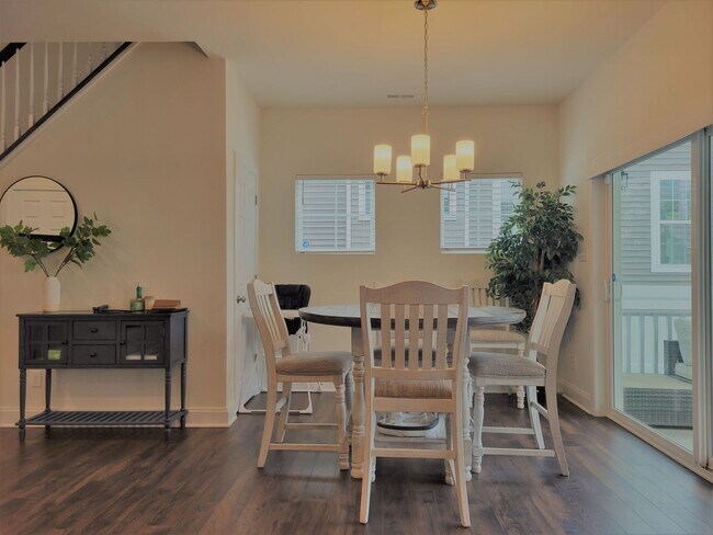 Foto del edificio - Beautiful end unit townhouse in Cosby Village with loads of extras.