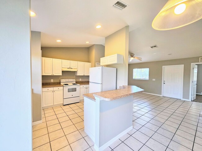 Foto del edificio - 721-723 Hightower Ave S