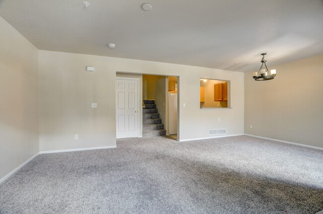 Building Photo - $1,895 - 2 bed/2.5 bath Townhome with new ...
