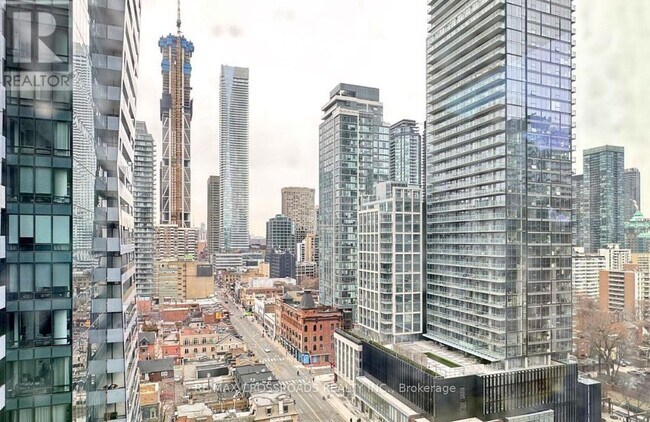 Photo du bâtiment - 8 Wellesley St W