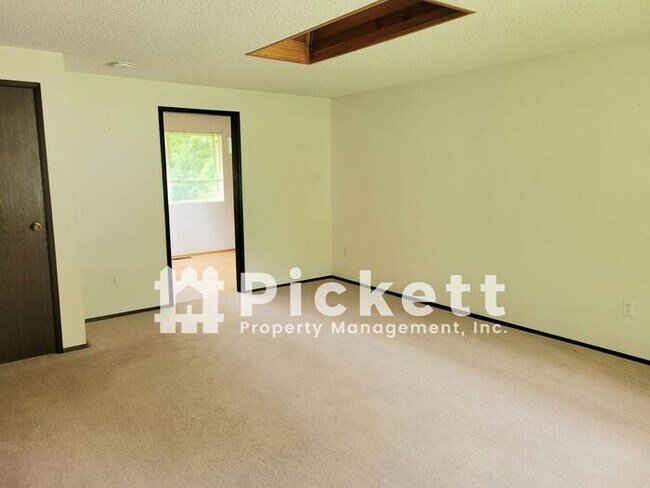 Building Photo - Central Kitsap 3 Bed Rambler