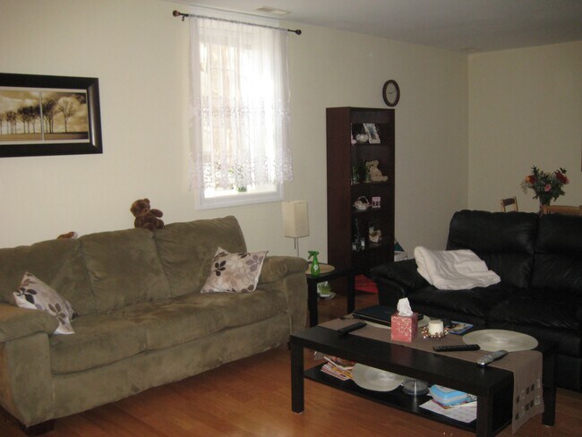 Living Room - 980 Hope St
