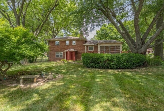 Building Photo - 211 Lakeview Dr
