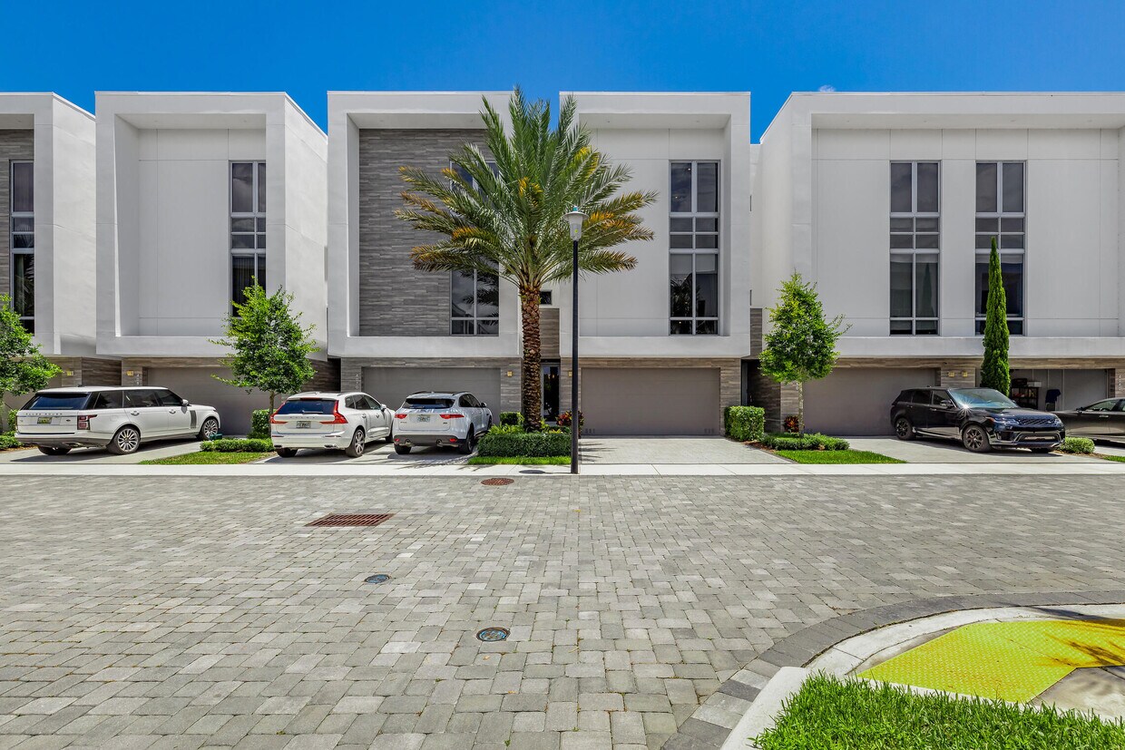 Foto principal - 4060 NW 17th Ave