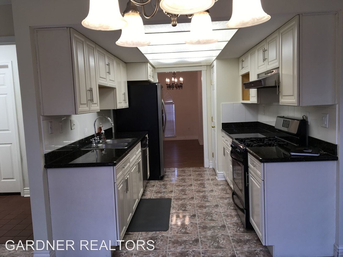 Building Photo - 4301 Lake Villa Dr