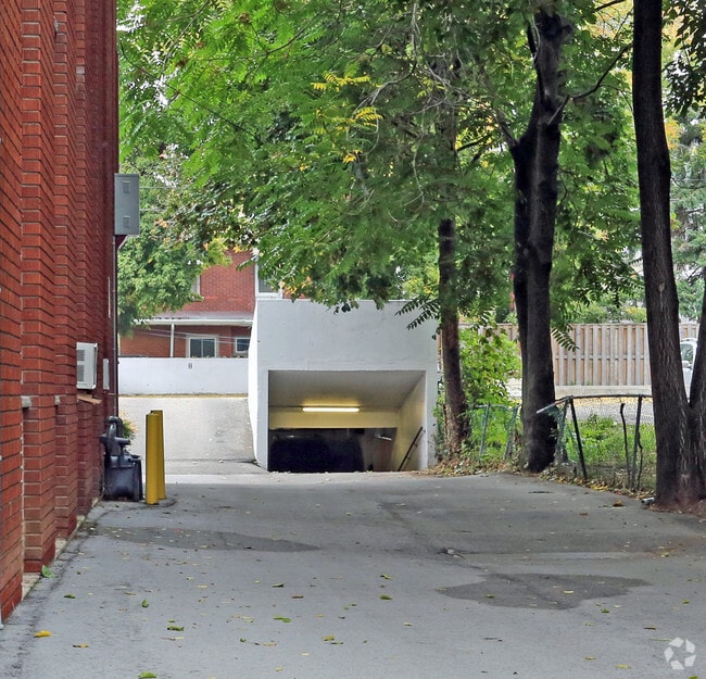 Building Photo - Marlis Place