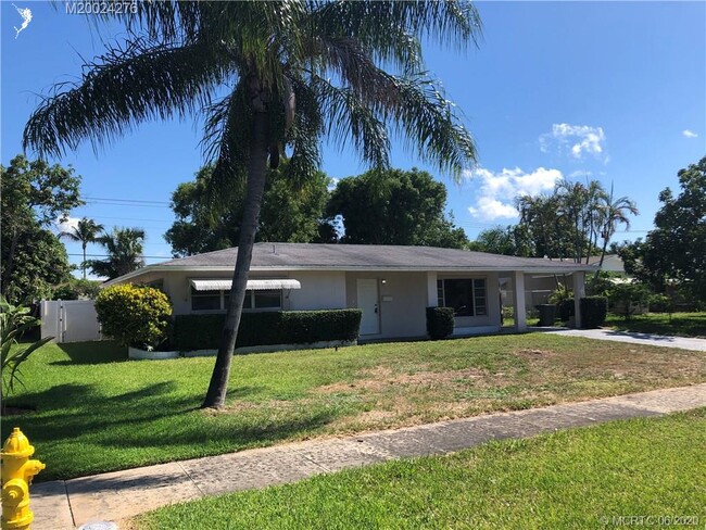 Building Photo - 514 E Redwood Dr