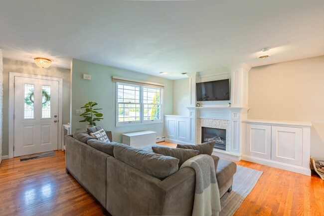Building Photo - 859 E Bay Dr