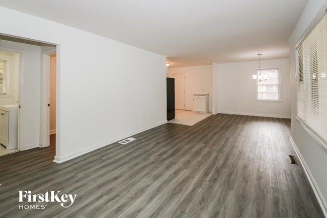 Foto del edificio - 4684 Clemmons Dr