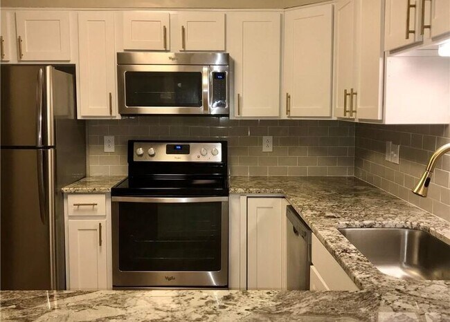 Foto del edificio - 8017 Greenside Ct