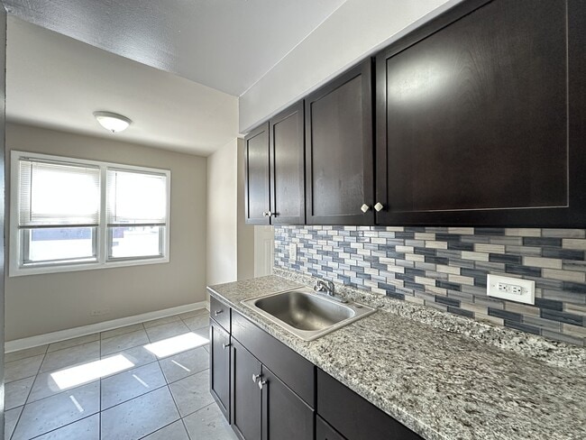 Building Photo - 9610 Ivanhoe Ave