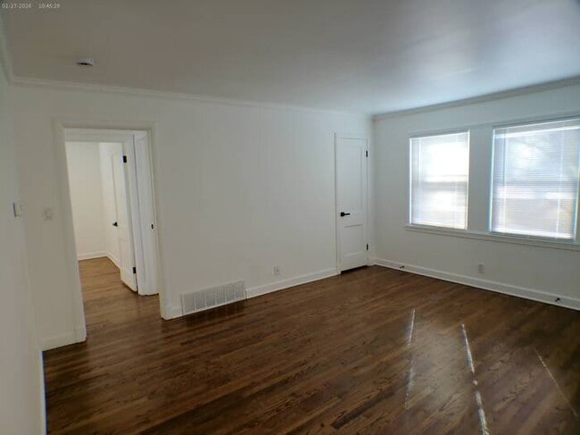 Building Photo - Cozy 3 bedrooms and 1 bath with vanity off S Crystal Ave in sought area off W 23rd St Independenc...