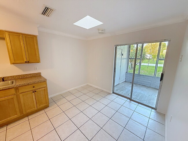 Photo - Lovely 2 bedroom 1 bath with pool! Apartment