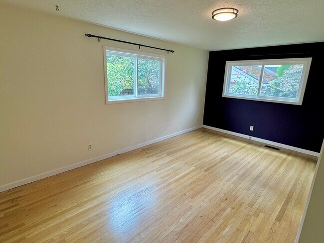 Foto del edificio - North Tabor 3-Story Bungalow with A/C, Det...