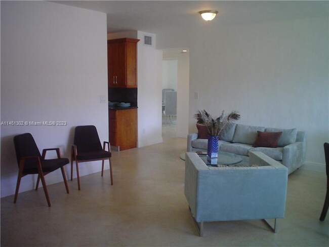 Foto del edificio - 2880 Pine Tree Dr