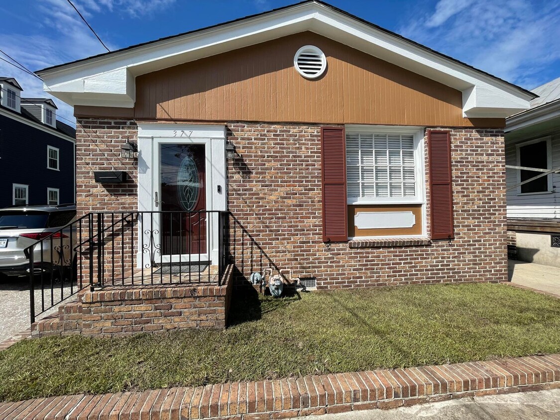 Primary Photo - Beautiful 4 bedroom Home in Downtown Charl...