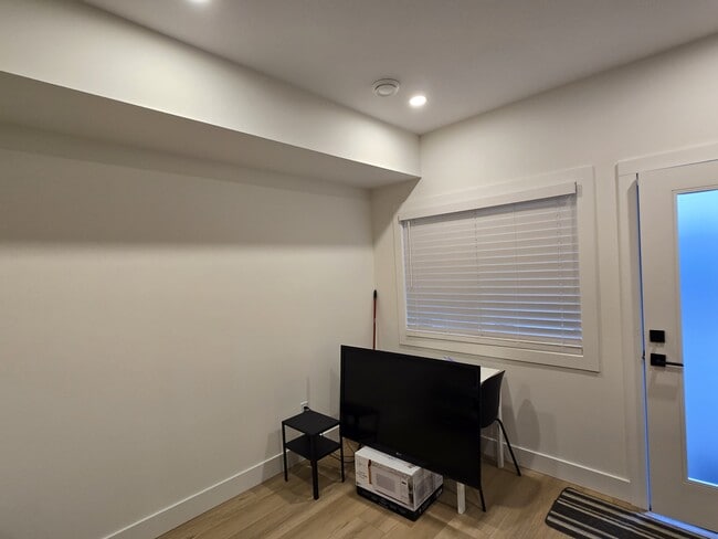 Building Photo - 414 Humbert St