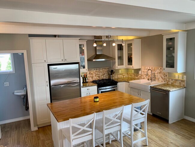 Building Photo - 220 14th Pl