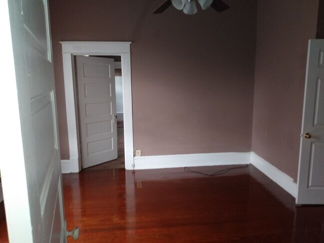 Building Photo - 4 Bedroom/2 bath