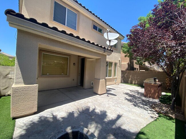 Building Photo - 3 Bed 3 Bath Southwest home welcomes you w...