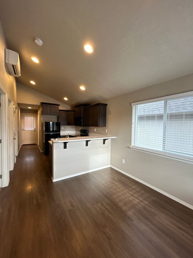 Building Photo - 2 Bedroom / 1 Bathroom Cottage is SW Redmond