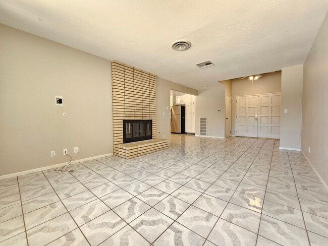 Building Photo - Beautiful interior and Convenient feature!...