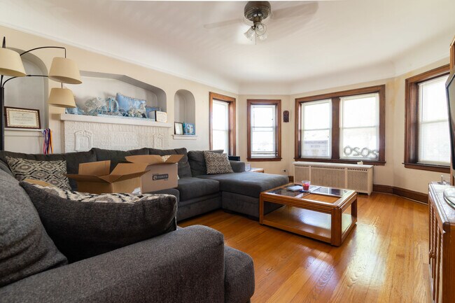 Foto del edificio - 5325 W Cornelia Ave