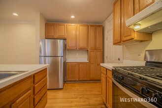 Building Photo - 7648 N Greenview Ave