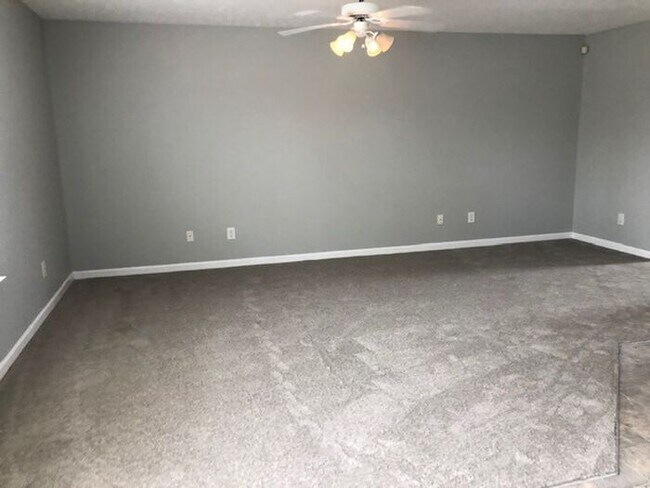 Foto del edificio - Townhome close to Priest Lake in Donelson