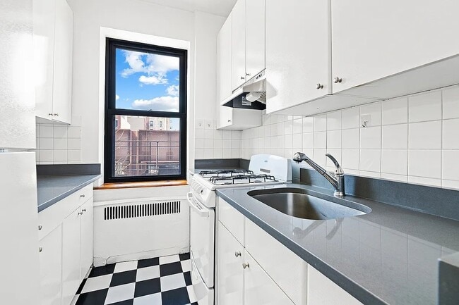 Building Photo - 101 E 116th St
