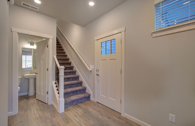 Building Photo - Immaculate Ridgefield Townhome