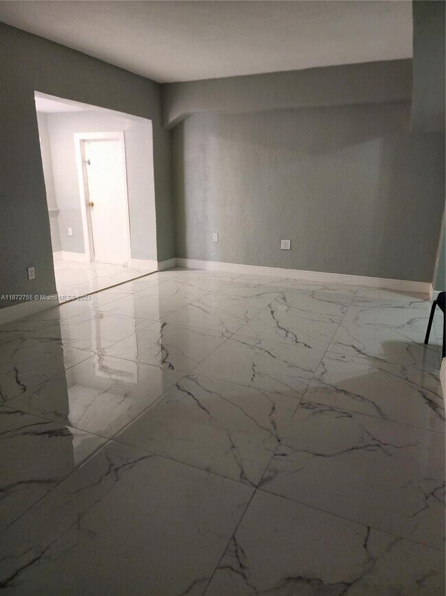 Foto del edificio - 731 NE 141st St