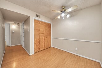 Building Photo - 2800 Jeanetta St