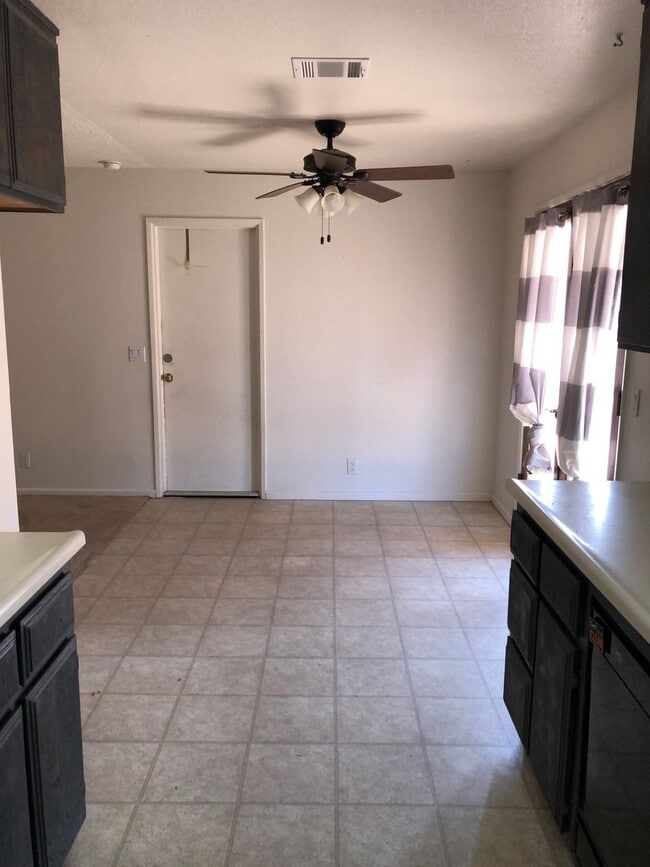 Building Photo - 3 BEDROOM APPLE VALLEY HOME