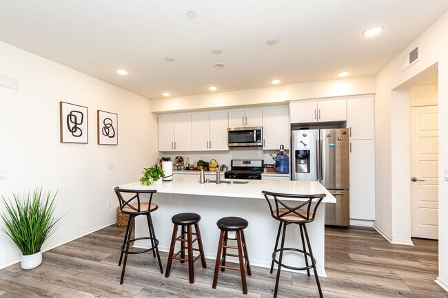 Foto del edificio - LIGHT & BRIGHT 2 BEDROOM W/GARAGE & LAUNDR...