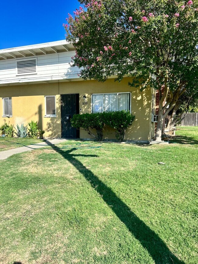 Foto del edificio - 3255-3259 Mayfair Blvd