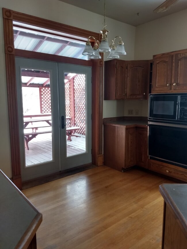 Building Photo - Two Bedroom Home! Fenced in yard! Pet Nego...