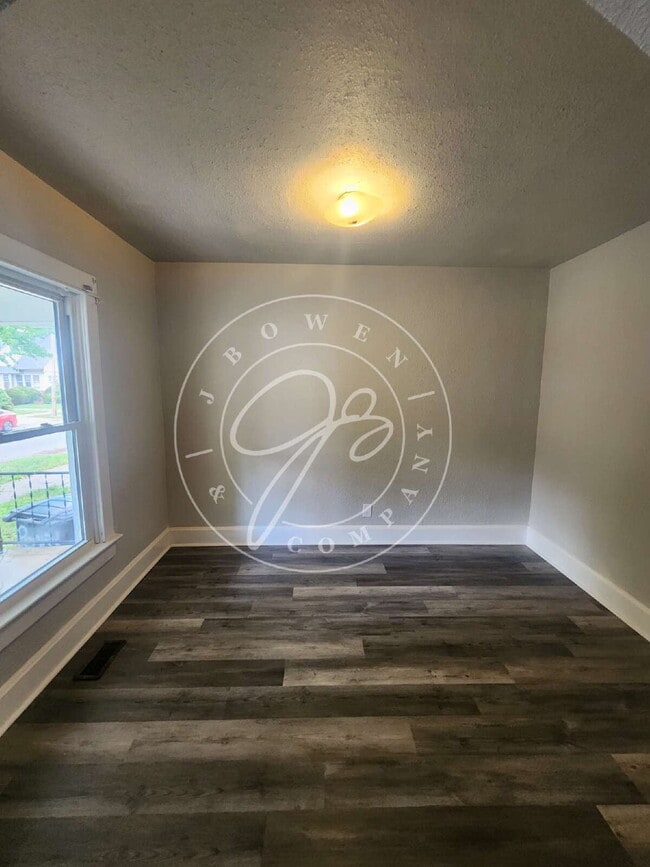 Building Photo - 3 bed 2 bath with over 1200 sq. feet