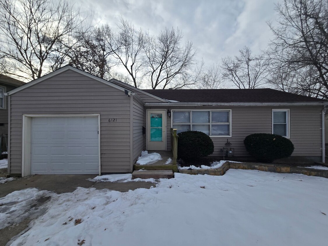 Foto principal - Completely updated 3 bedroom ranch with al...