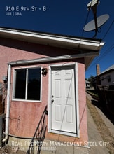 Building Photo - 910 E 9th St