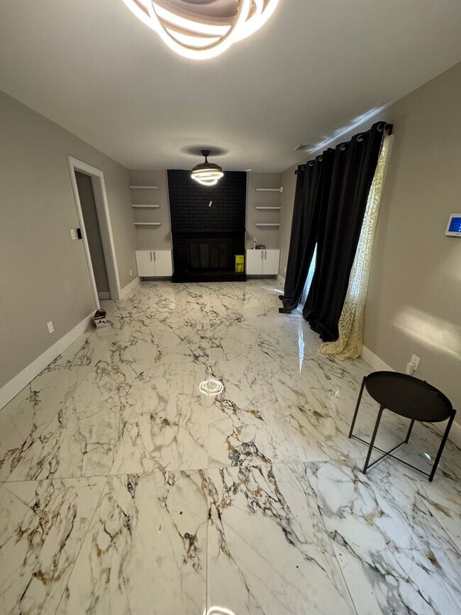 Building Photo - Wonderful Stone Mountain 4 bed 2.5 bath Ho...