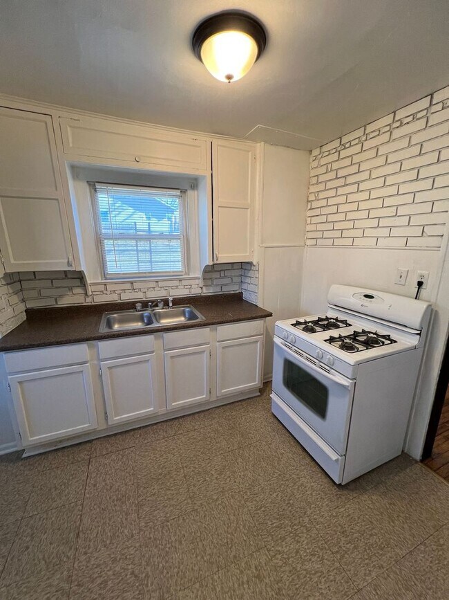 Foto del edificio - 2-Bedroom Home with Open Living and Dining Space!