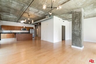 Building Photo - 645 W 9th St