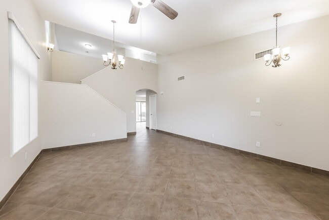 Building Photo - 2505 W Red Fox Rd